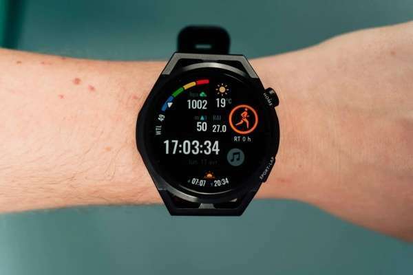 The basic dial of the Huawei Watch GT Runner is well supplied